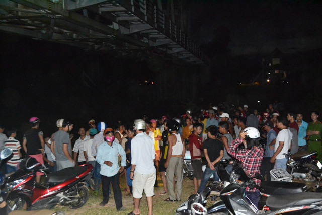 Nhiều người dân tập trung tại hiện trường, nơi phát hiện thi thể bà G