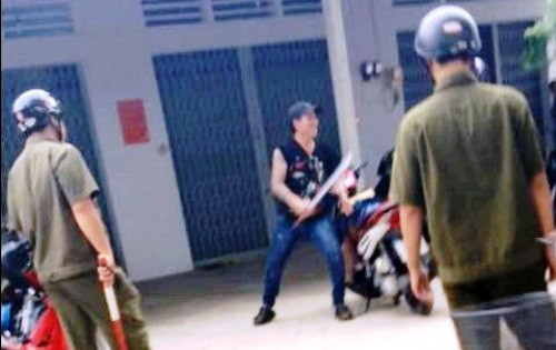 Phong dọa chém lực lượng chức năng. Ảnh: A.X