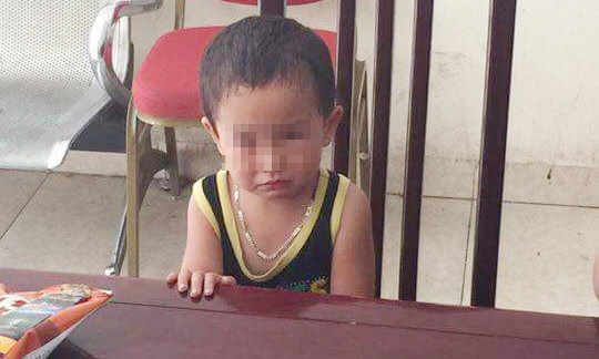 Bị người thân bỏ rơi nên bé trai khóc rất nhiều