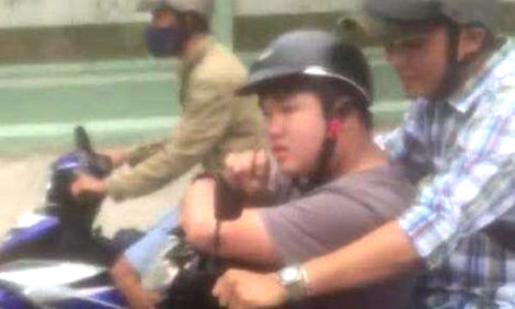 Nghi can bị nhóm "hiệp sĩ" khống chế bắt giữ giao cho cơ quan công an điều tra, xử lý