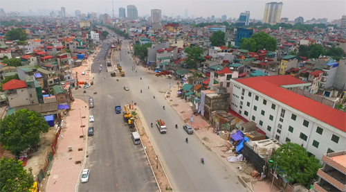 Dự án đường Vành đai 1 (đoạn Ô Đống Mác - Nguyễn Khoái) có chiều dài 570 m, rộng 50 m, được UBND TP Hà Nội phê duyệt vào cuối năm 2005 với tổng mức đầu tư là 383 tỷ đồng. Đến tháng 9/2014, dự án được điều chỉnh tăng mức đầu tư gấp gần 3 lần lên tới 1.139 
