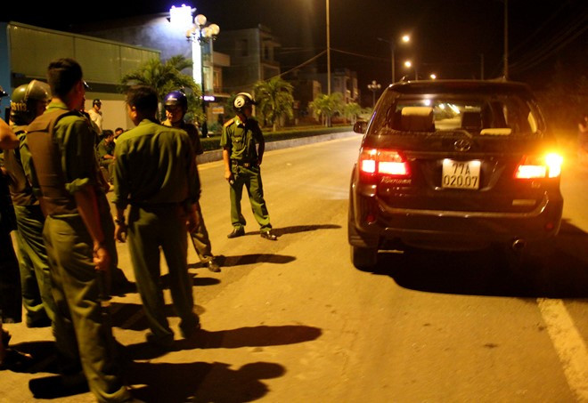 Hàng chục cảnh sát bao vây truy bắt 2 băng nhóm giang hồ. Ảnh: Minh Hoàng