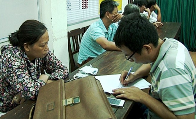 Những người liên quan đến vụ việc tại cơ quan điều tra. Ảnh: Công an cung cấp