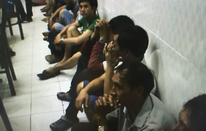 Hàng chục người tham gia cá độ bóng đá bị cảnh sát bắt giữ. Ảnh: Công an cung cấp