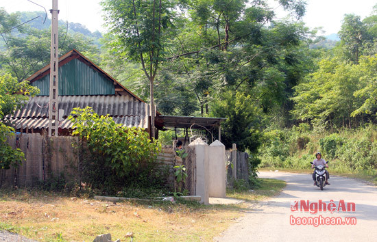 Nhìn từ bên ngoài, căn nhà cấp 4 của Lương Ba Duy không có gì khác biệt so với những căn nhà khác trong bản Na Khốm, xung quanh được rào bằng thép gai và lưới B40 cao 1,5 m khép kín. Nhưng khi vào bên trong, ngôi nhà “hé lộ” dần các bí ẩn