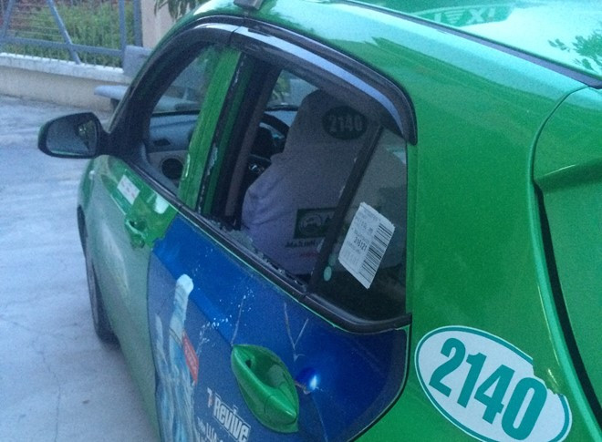 Một chiếc taxi bị cướp vào cuối tháng 5/2016 tại TP Cam Ranh. Ảnh: An Bình