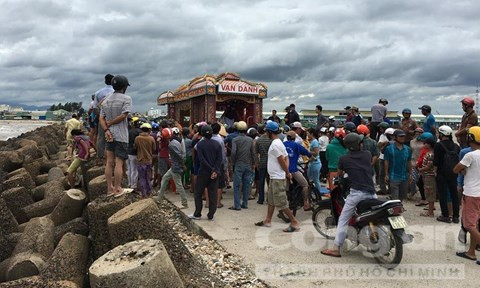 Người dân tập trung theo dõi sự việc - Ảnh: Lê Huân