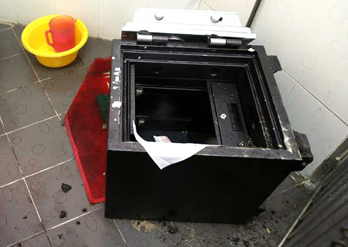 Két sắt nhà sách bị cạy trong nhà vệ sinh. Ảnh: Nguyệt Triều