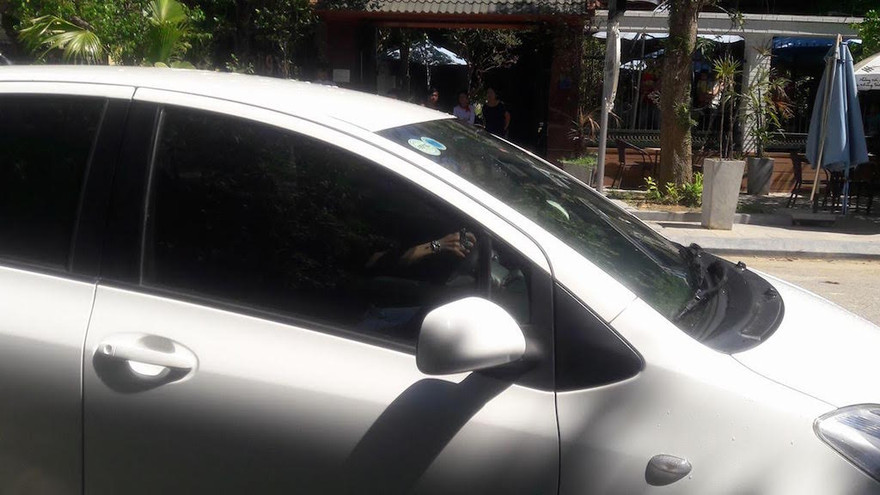 Nữ tài xế cố thủ trong xe.