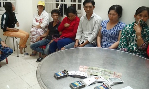 Nhiều "quý bà" tham gia vào sòng bạc lúc bị bắt quả tang 