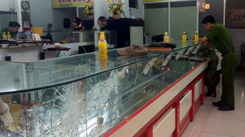 Công an Đồng Nai khám nghiệm hiện trường vụ cướp vàng. Ảnh: Phước Tuấn