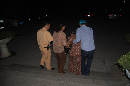 Trung tá Lê Văn Tiến, Đội trưởng Đội CSGT số 14 cùng CBCS trong đơn vị chăm sóc bà cụ và tổ chức xác minh, tìm người thân đến đón bà cụ về nhà 