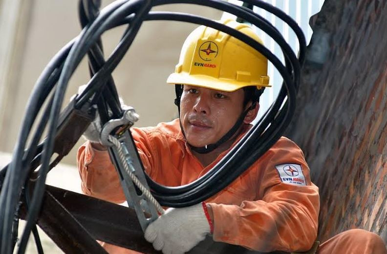 Người thợ điện luôn phải phơi mình, làm việc dưới cái nắng gay gắt