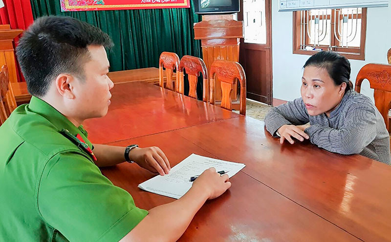 Trương Thị Tuyết Hương tại cơ quan Công an sau 17 năm lẩn trốn truy nã. Ảnh: Q.H.