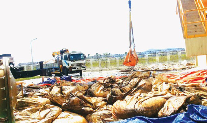 Số chất thải nguy hại mà Phú Hà đưa về là thùng phuy, bóng đèn huỳnh quang thải và giẻ lau dính dầu thải...