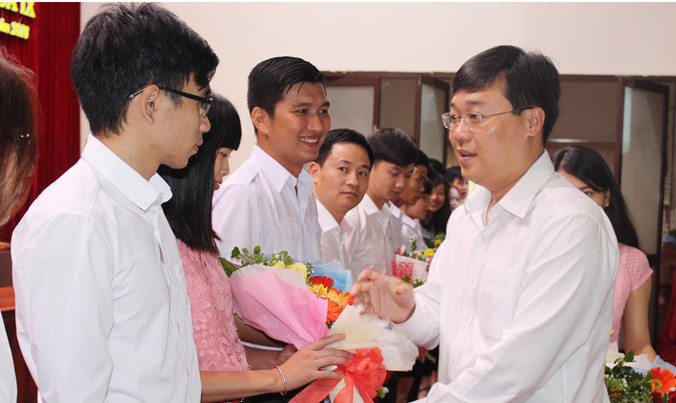 Đồng chí Lê Quốc Phong - Ủy viên dự khuyết BCH Trung ương Đảng, Bí thư thứ nhất BCH TƯ Đoàn, Chủ tịch Hội Sinh viên Việt Nam tặng hoa cho các đồng chí ủy viên BCH Trung ương Hội Sinh viên Việt Nam mới hiệp thương.