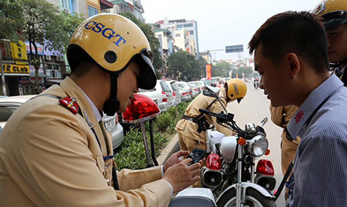 Từ 1/8, cảnh sát giao thông có thể sử dụng kết quả từ phương tiện, kỹ thuật thu được do các tổ chức cung cấp để làm căn cứ xác minh xử phạt vi phạm giao thông. Ảnh minh họa: Bá Đô.