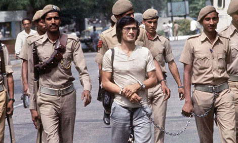 Sobhraj lúc bị cảnh sát Ấn Độ bắt.