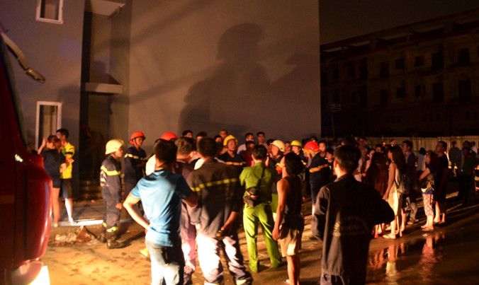 Hàng trăm cư dân hốt hoảng tháo chạy ra ngoài.