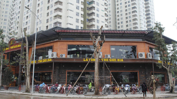  Đất công viên, cây xanh đã biến thành “Thế giới bia Lã Vọng”. ẢNH: HÀ ANH