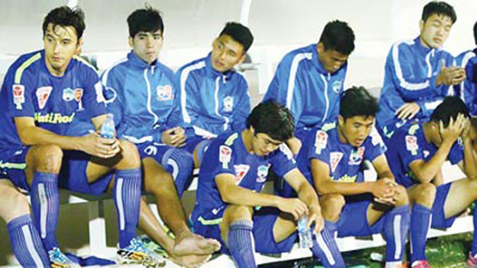 Các cầu thủ HA.GL đang mất dần sự tự tin ở V-League.Ảnh: Dũng Phương.