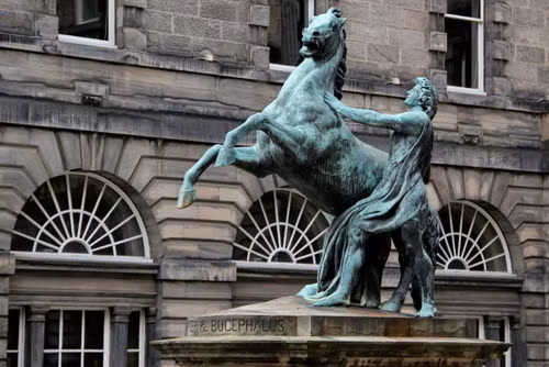 Tượng của Alexander Đại đế và chiến mã Bucephalus ở Scotland. Ảnh: War History.