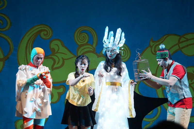 Thu Quỳnh dịu dàng trong vai cô nàng ánh sáng. Ảnh: Nguyên Khánh