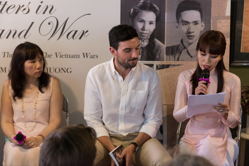 Hà Anh và gia đình tổ chức buổi ra mắt sách tiếng Anh cho ông bà nội