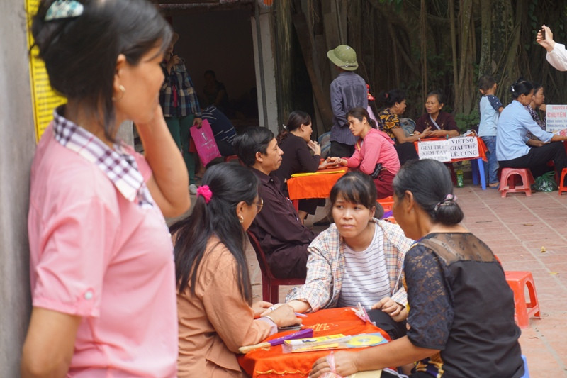 Chục hàng xem tay, xem tướng bao vây trong khu vực đền Gióng Phù Đổng