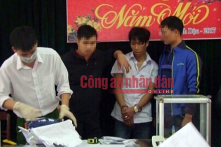 Đối tượng Thìn bị bắt giữ cùng tang vật tại cơ quan điều tra. Ảnh: Báo CAND