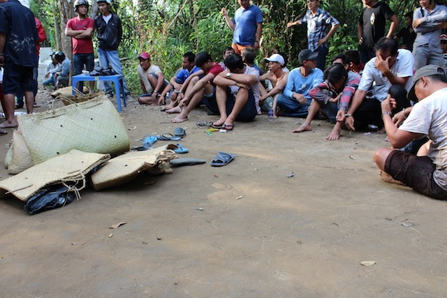 Các con bạc bị bắt giữ cùng tang vật. Ảnh C.A