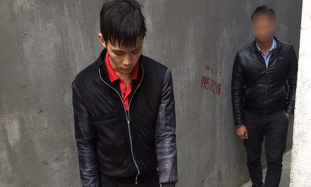 Đinh Vạn Thành được dẫn giải đến hiện trường vụ án. Ảnh: Công an cung cấp