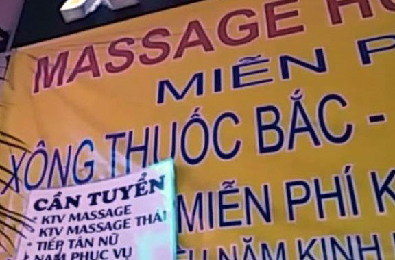 Biển quảng cáo của địa điểm massage của bà Sol. Ảnh: Hải Hiếu