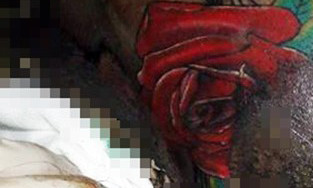 Hình xăm hoa hồng trên vai nạn nhân. Ảnh: Công an cung cấp