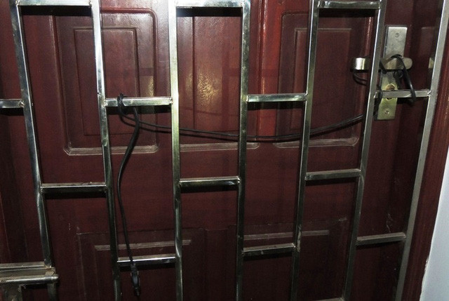 Vợ chồng Lĩnh còn đấu điện vào cửa sắt của gian phòng tổ chức đánh bạc hòng đối phó với lực lượng chức năng khi bị phát hiện. Ảnh: Công an Hà Nam