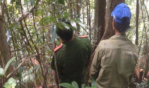 Thợ săn cùng cơ quan chức năng đến khu vực thợ săn Thé tử vong do súng bắn trúng người. Ảnh: CAQN