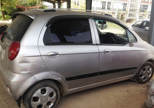 Ôtô của ông Nhu rụng gương chiếu hậu sau va chạm với xe ba bánh của ông Vin