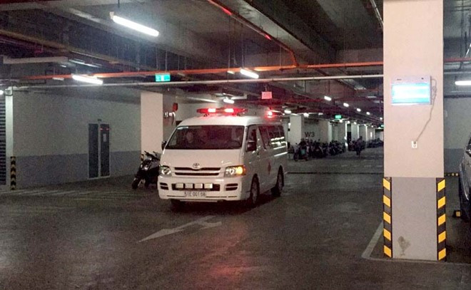 Thi thể 2 nạn nhân được đưa khỏi hiện trường