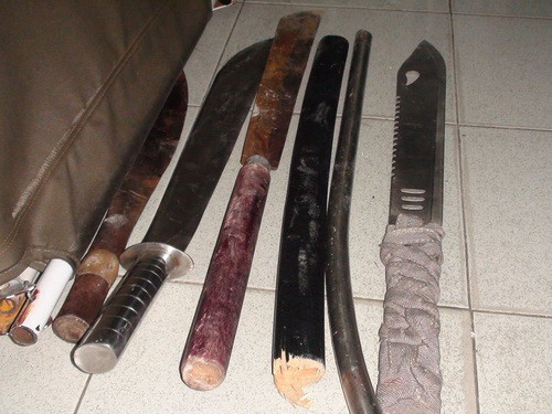 Dao lê, mã tấu được cảnh sát thu giữ khi các nhóm vứt lại hiện trường