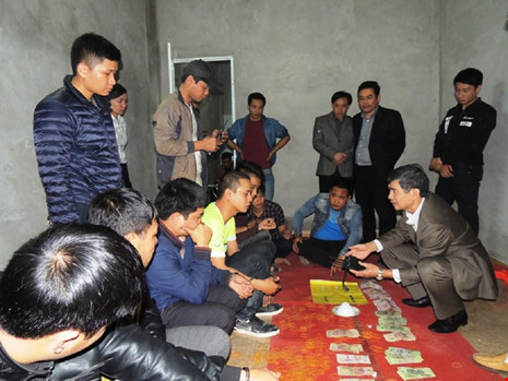  Các đối tượng cùng tang vật bị công an bắt giữ. Ảnh: Công an Hà Nam