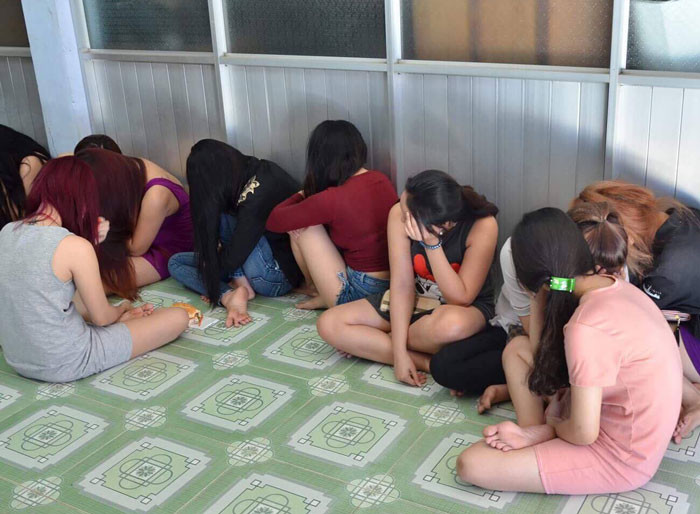 Các cô gái hoạt động mại dâm núp bóng tiệm massage