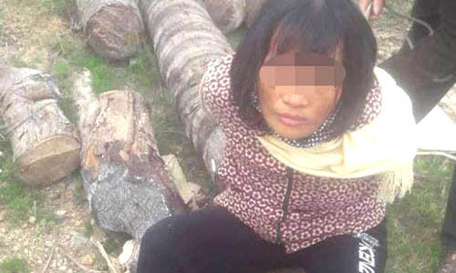 Hình ảnh người phụ nữ tâm thần lúc bị người dân vây bắt. Ảnh: Cắt từ video