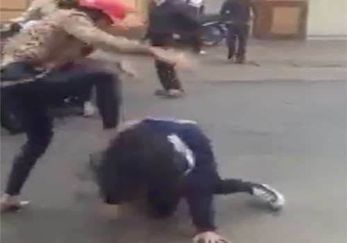 Nữ sinh lớp 10 bị đàn chị lột đồ, dẫm lên người. Ảnh: Cắt từ clip