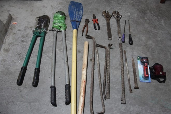 Dụng cụ nhóm gây án dùng để phá khoá, đột nhập tiệm vàng