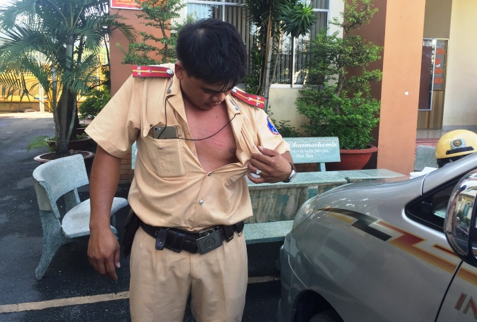 Một trường hợp CSGT bị tấn công. Ảnh chỉ mang tính minh họa