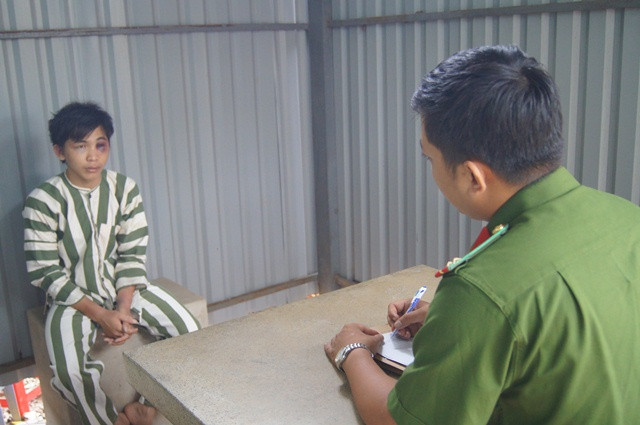 Cán bộ điều tra lấy lời khai Long