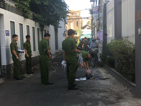 Công an khám nghiệm hiện trường vụ án mạng