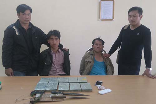 Vàng A Chua (trái) và Thào Sò Pó (phải) cùng tang vật 10 bánh heroin