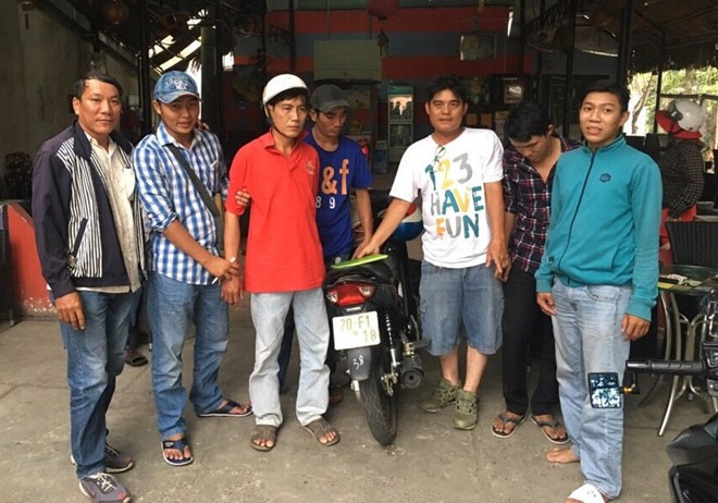 Nghi can Nguyễn Văn Lũy (áo đỏ) bị nhóm "hiệp sĩ" bắt cùng tang vật