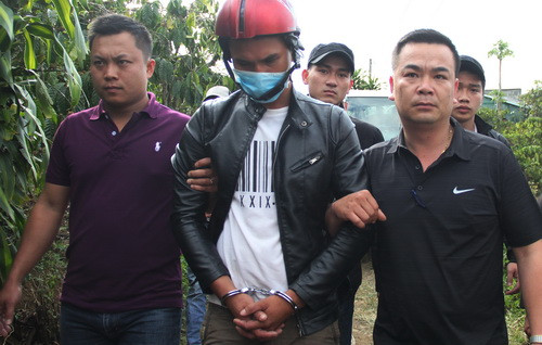 Đức được dẫn giải đến nơi chôn xác nạn nhân phi tang